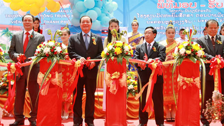 ນະຄອນ ໂຮ່ຈີມິນ ມອບຮັບກິດຈະກຳຍົກລະດັບມັດທະຍົມຕອນປາຍມິດຕະພາບ ວຽນຈັນ - ໂຮ່ຈີມິນ